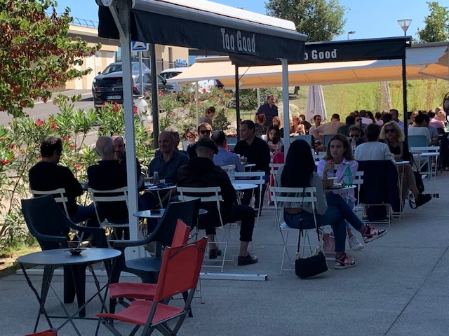 Terrasse animée du restaurant Too Good lors d'un évènement